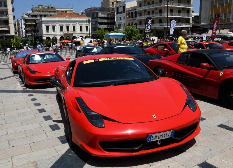 Παρέλαση από Ferrari στην Πάτρα – «Κοκκίνισε» η πλατεία!-Βίντεο